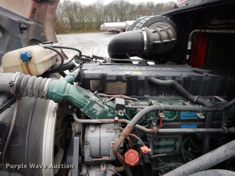 image for item DH2374 2007 Volvo VNL semi truck