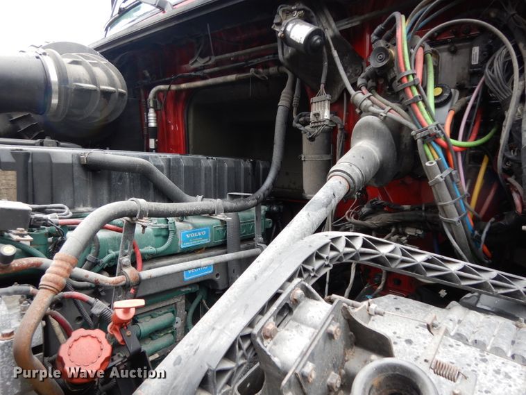 image for item DH2374 2007 Volvo VNL semi truck