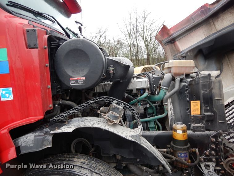 image for item DH2374 2007 Volvo VNL semi truck