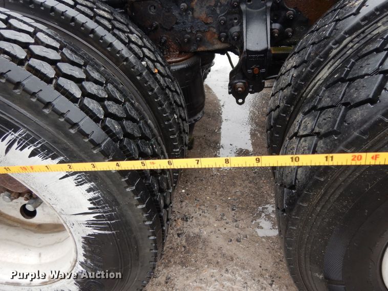 image for item DH2374 2007 Volvo VNL semi truck