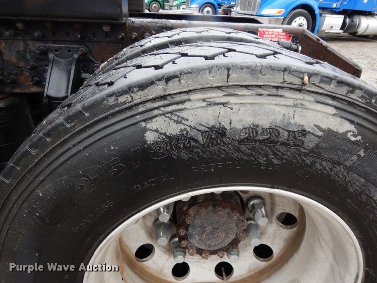 image for item DH2374 2007 Volvo VNL semi truck