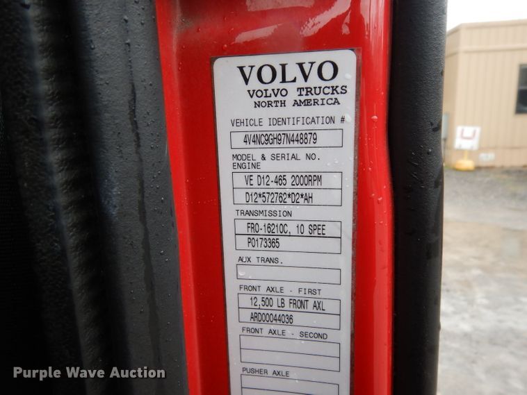 image for item DH2374 2007 Volvo VNL semi truck