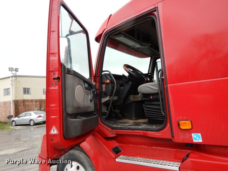 image for item DH2374 2007 Volvo VNL semi truck