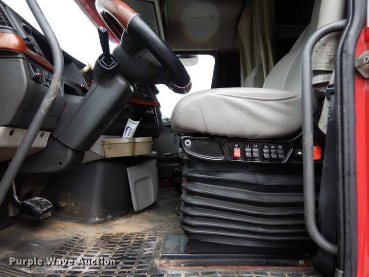 image for item DH2374 2007 Volvo VNL semi truck