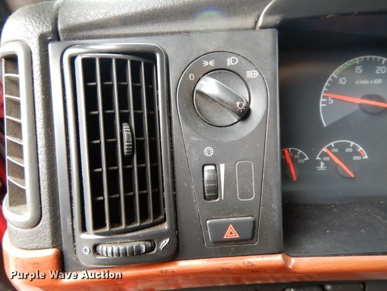 image for item DH2374 2007 Volvo VNL semi truck