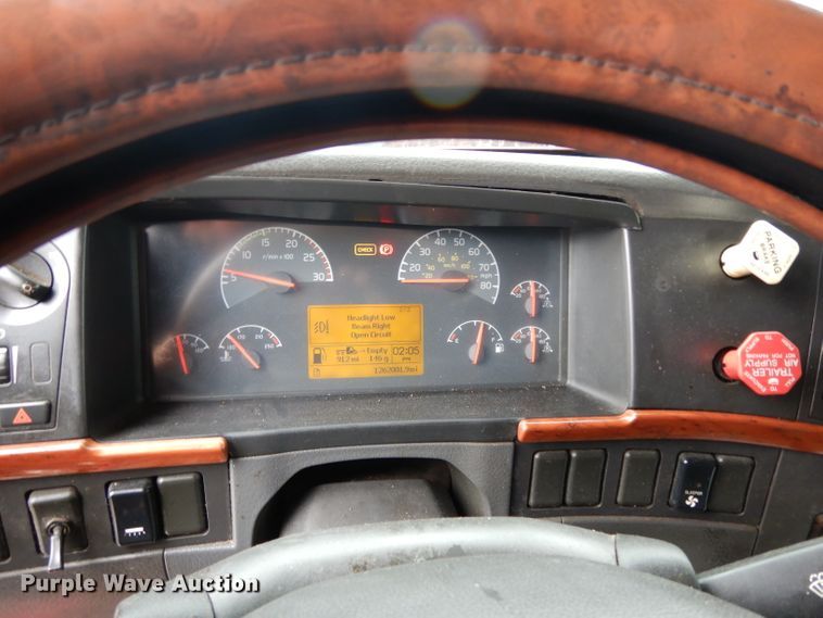 image for item DH2374 2007 Volvo VNL semi truck