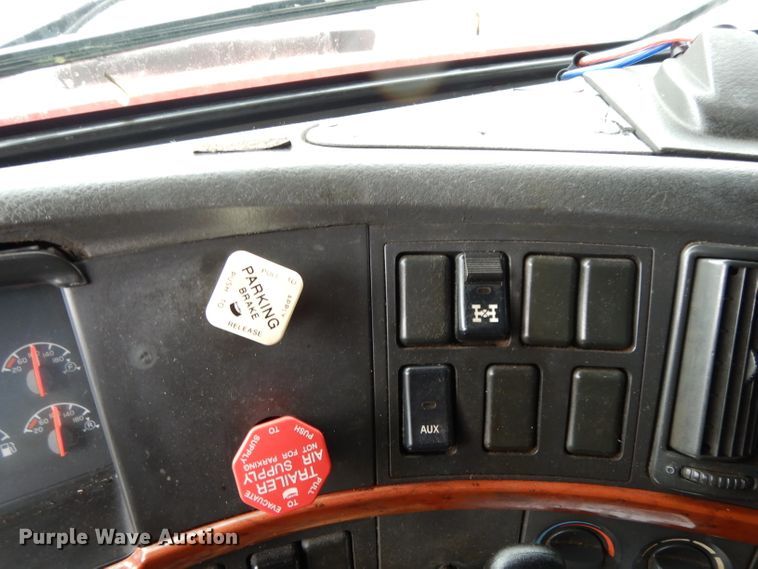 image for item DH2374 2007 Volvo VNL semi truck