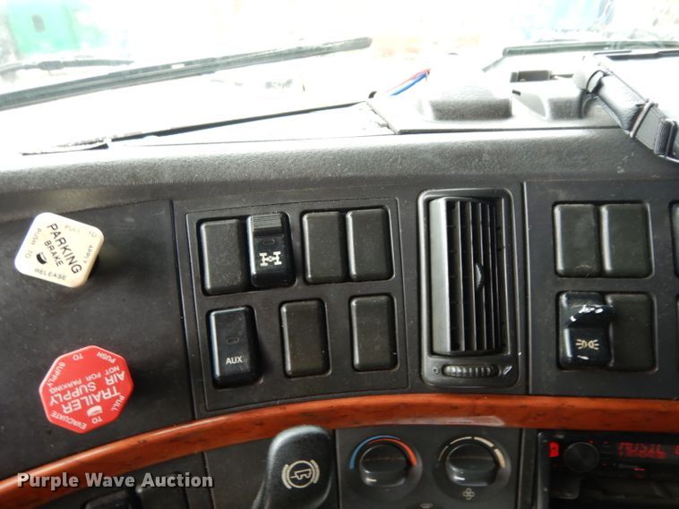 image for item DH2374 2007 Volvo VNL semi truck