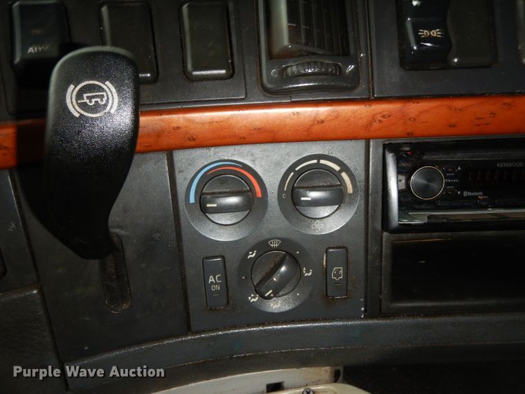 image for item DH2374 2007 Volvo VNL semi truck