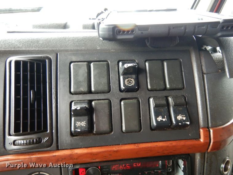 image for item DH2374 2007 Volvo VNL semi truck