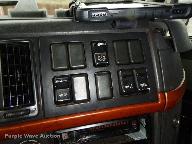 image for item DH2374 2007 Volvo VNL semi truck