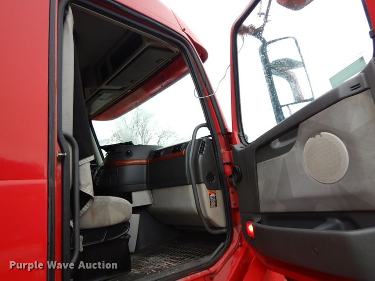 image for item DH2374 2007 Volvo VNL semi truck