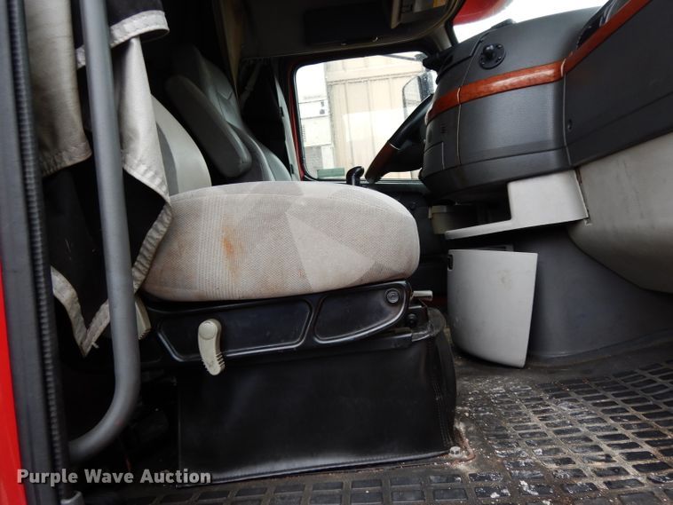 image for item DH2374 2007 Volvo VNL semi truck