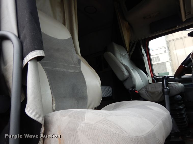 image for item DH2374 2007 Volvo VNL semi truck