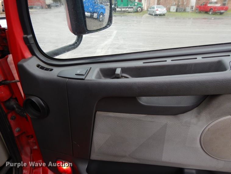 image for item DH2374 2007 Volvo VNL semi truck