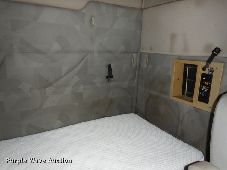 image for item DH2374 2007 Volvo VNL semi truck