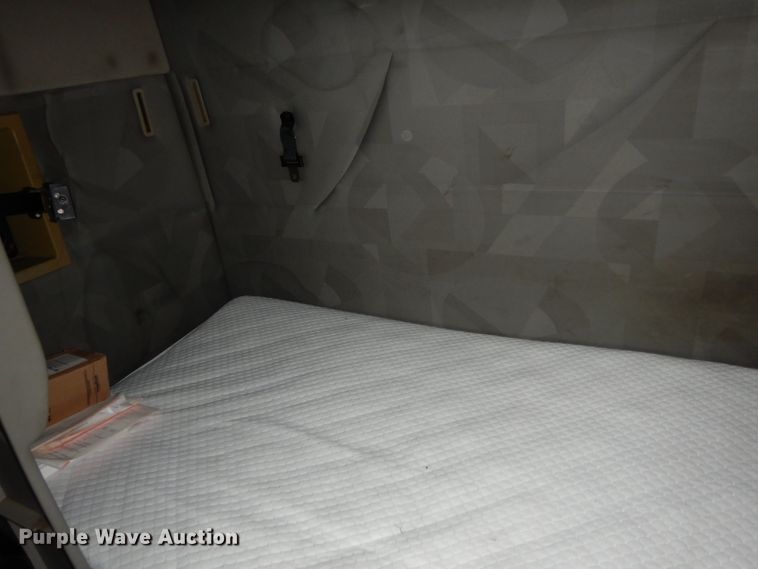 image for item DH2374 2007 Volvo VNL semi truck