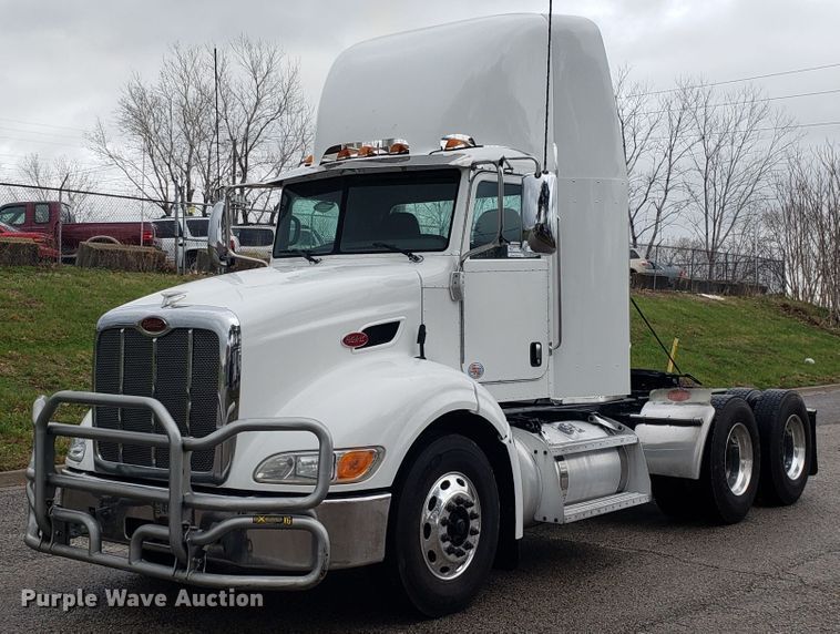 image for item DH5793 2012 Peterbilt 384 semi truck