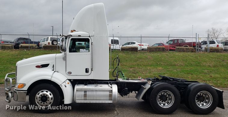 image for item DH5793 2012 Peterbilt 384 semi truck