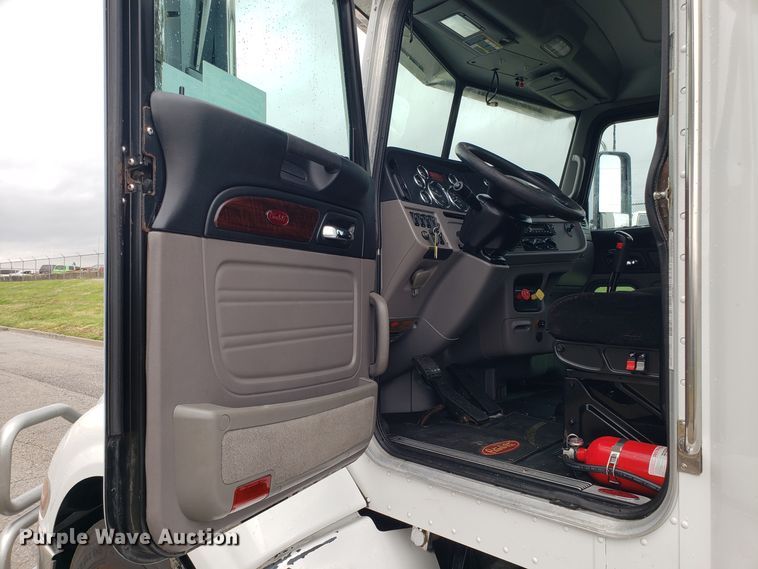 image for item DH5793 2012 Peterbilt 384 semi truck