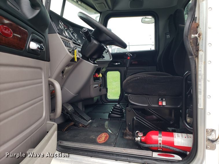 image for item DH5793 2012 Peterbilt 384 semi truck