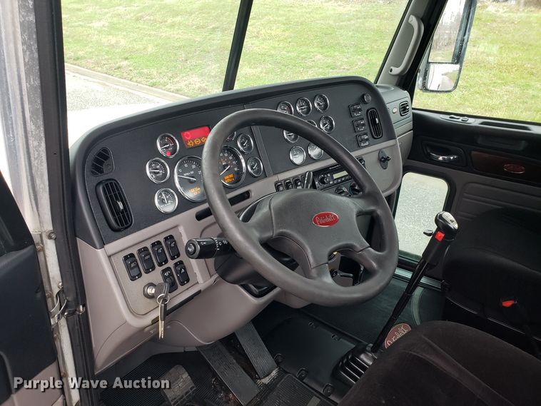 image for item DH5793 2012 Peterbilt 384 semi truck