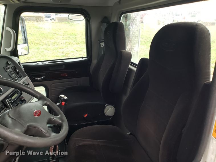 image for item DH5793 2012 Peterbilt 384 semi truck