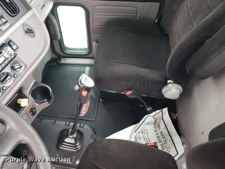 image for item DH5793 2012 Peterbilt 384 semi truck