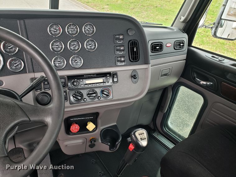 image for item DH5793 2012 Peterbilt 384 semi truck