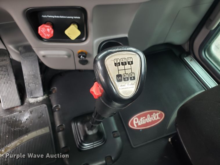 image for item DH5793 2012 Peterbilt 384 semi truck