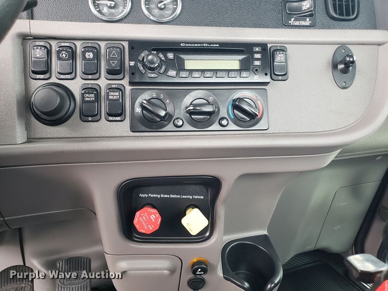 image for item DH5793 2012 Peterbilt 384 semi truck