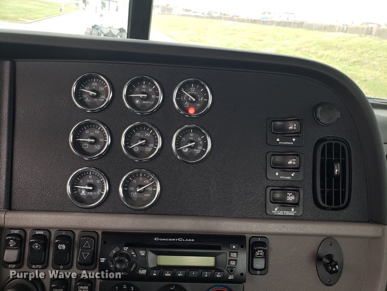 image for item DH5793 2012 Peterbilt 384 semi truck