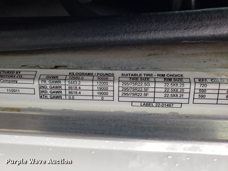 image for item DH5793 2012 Peterbilt 384 semi truck