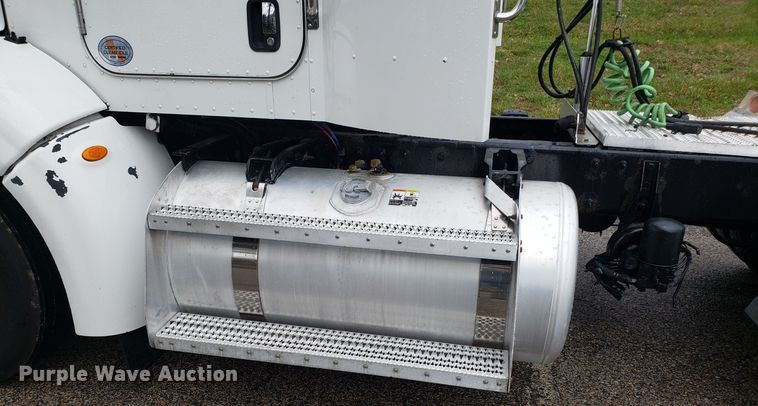 image for item DH5793 2012 Peterbilt 384 semi truck