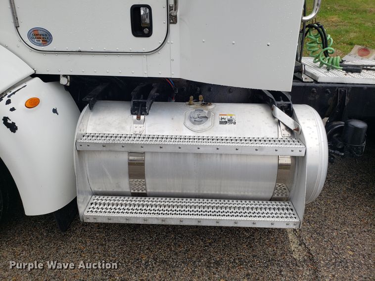 image for item DH5793 2012 Peterbilt 384 semi truck