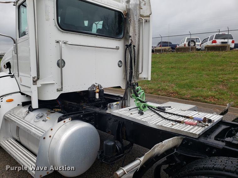 image for item DH5793 2012 Peterbilt 384 semi truck