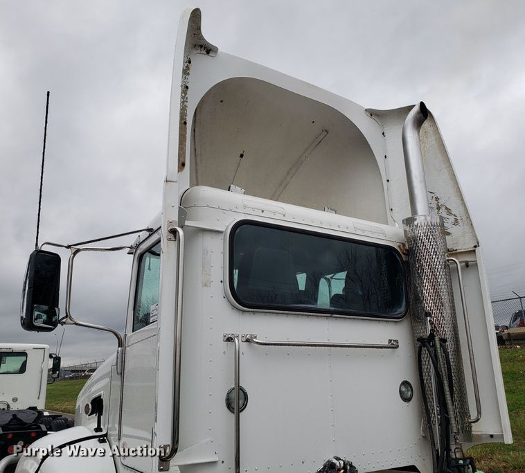 image for item DH5793 2012 Peterbilt 384 semi truck