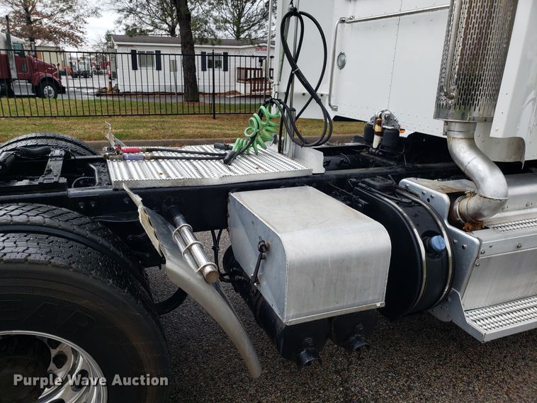 image for item DH5793 2012 Peterbilt 384 semi truck