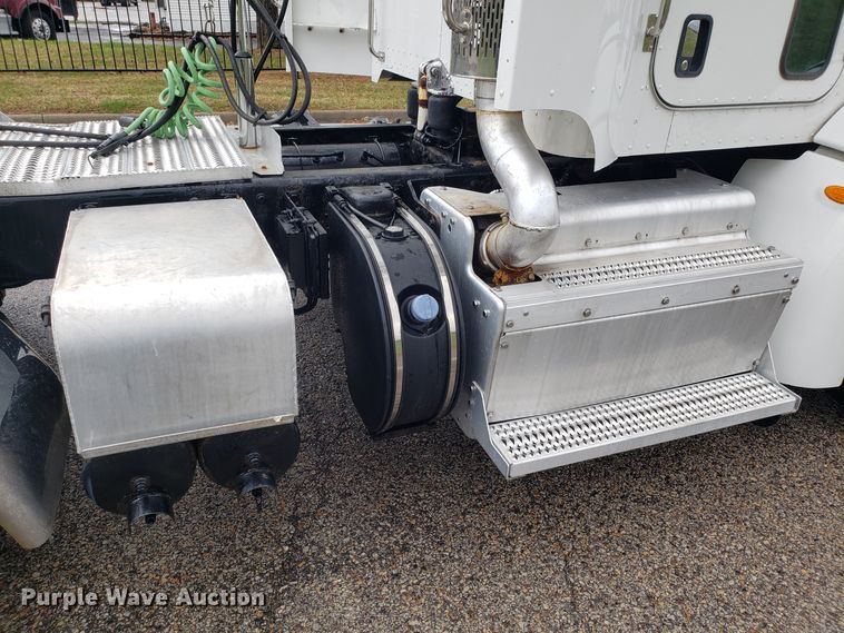 image for item DH5793 2012 Peterbilt 384 semi truck