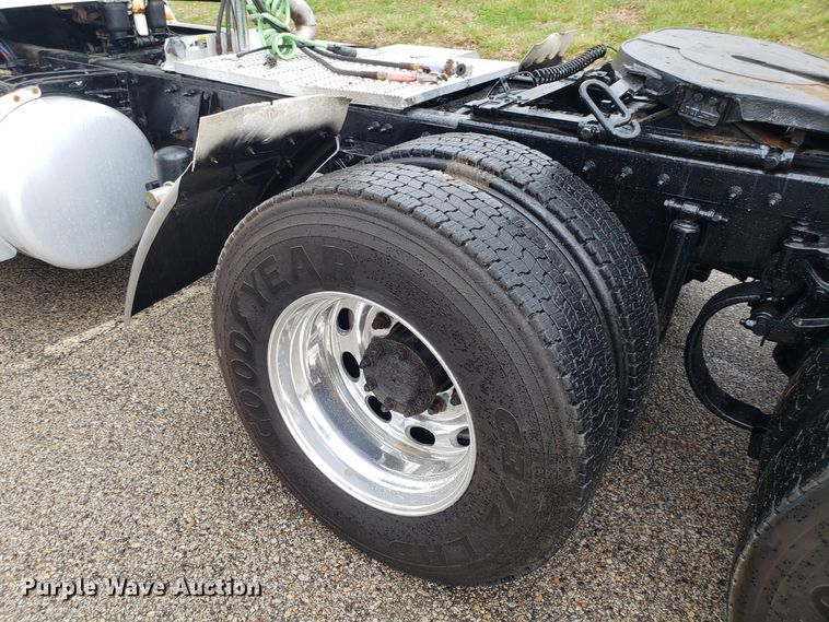 image for item DH5793 2012 Peterbilt 384 semi truck