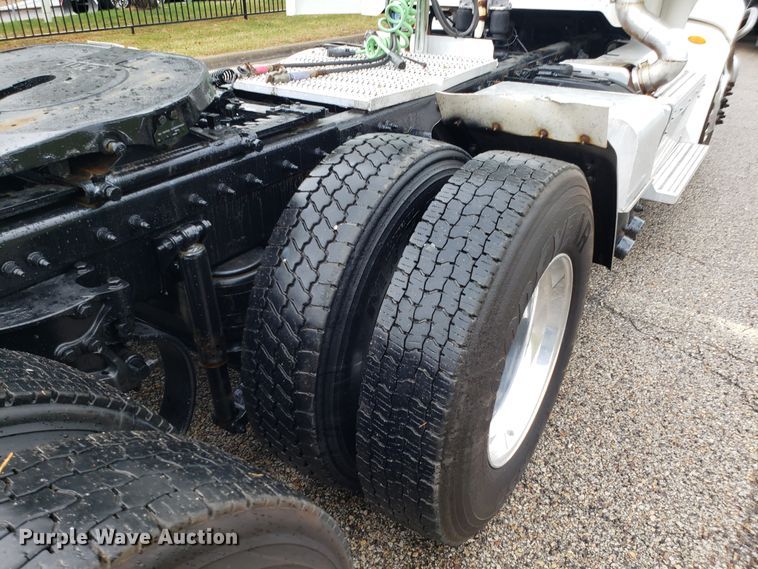 image for item DH5793 2012 Peterbilt 384 semi truck