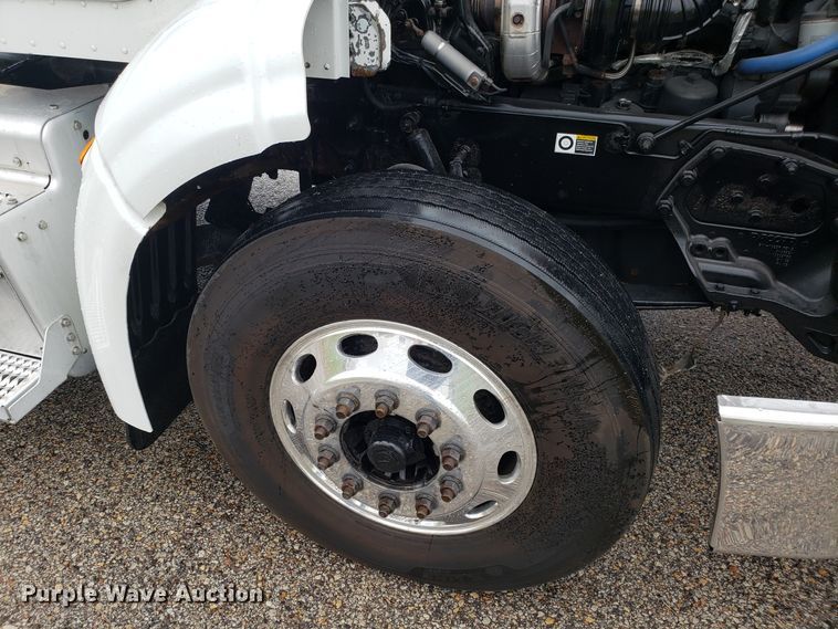 image for item DH5793 2012 Peterbilt 384 semi truck