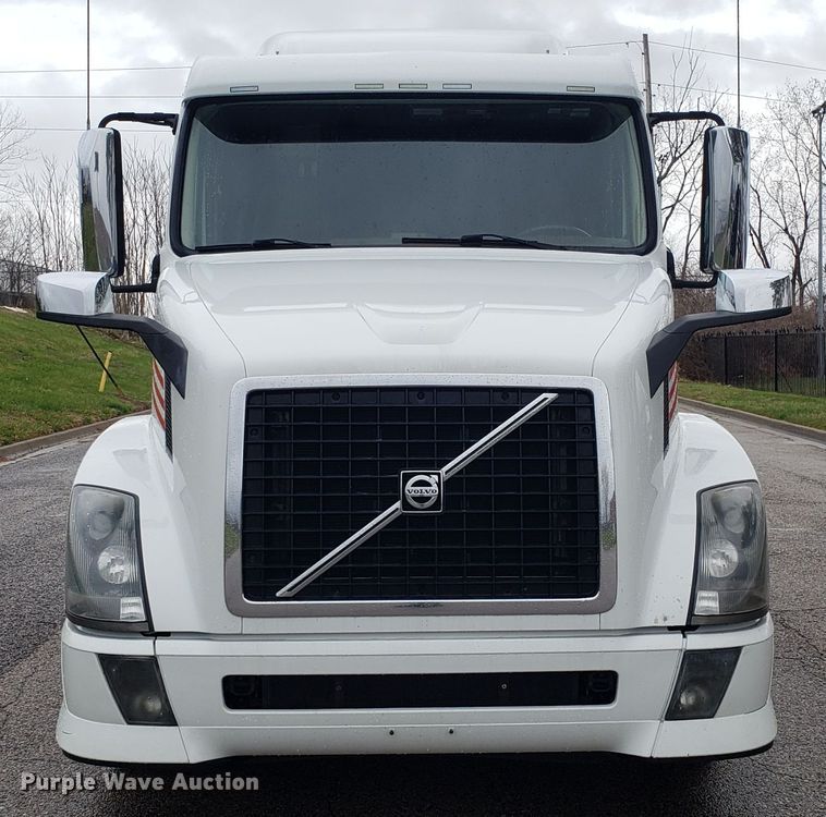 image for item DH5796 2015 Volvo VN semi truck
