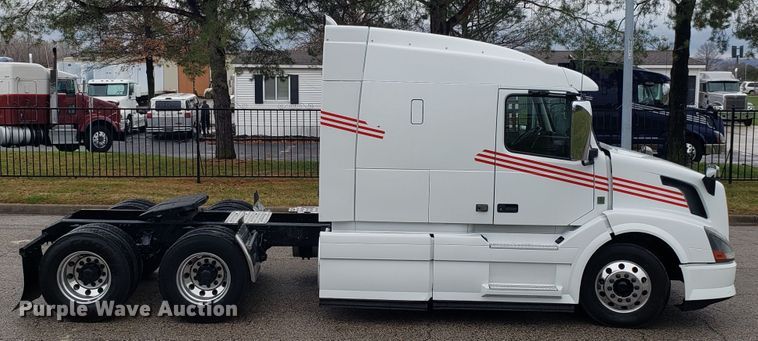 image for item DH5796 2015 Volvo VN semi truck