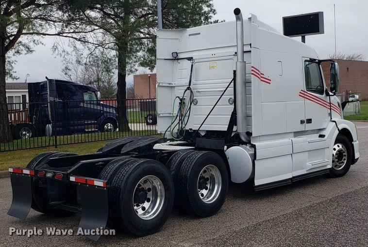 image for item DH5796 2015 Volvo VN semi truck