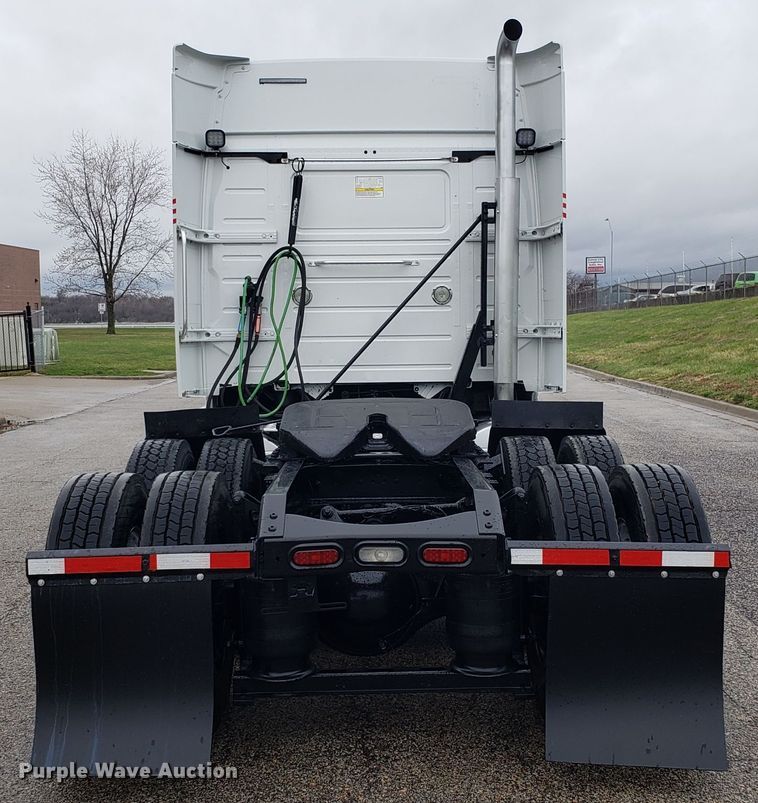 image for item DH5796 2015 Volvo VN semi truck