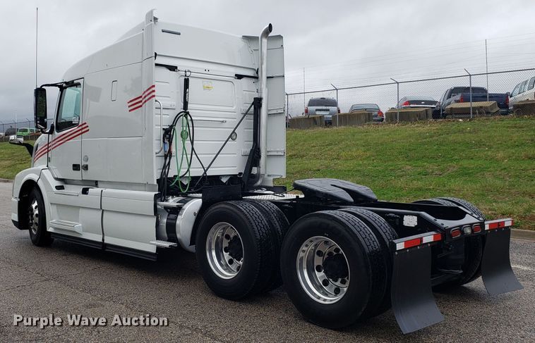 image for item DH5796 2015 Volvo VN semi truck