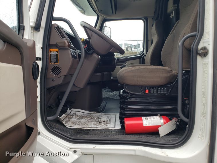 image for item DH5796 2015 Volvo VN semi truck