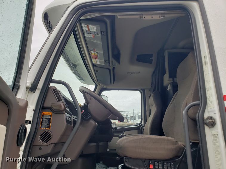 image for item DH5796 2015 Volvo VN semi truck