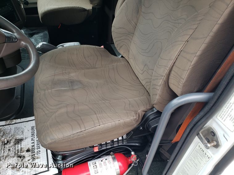 image for item DH5796 2015 Volvo VN semi truck